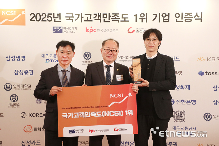 이재용 총장(가운데)이 인증식을 마치고 이종락 기획처장, 최영오 학생복지처장과 기념사진을 촬영하고 있다