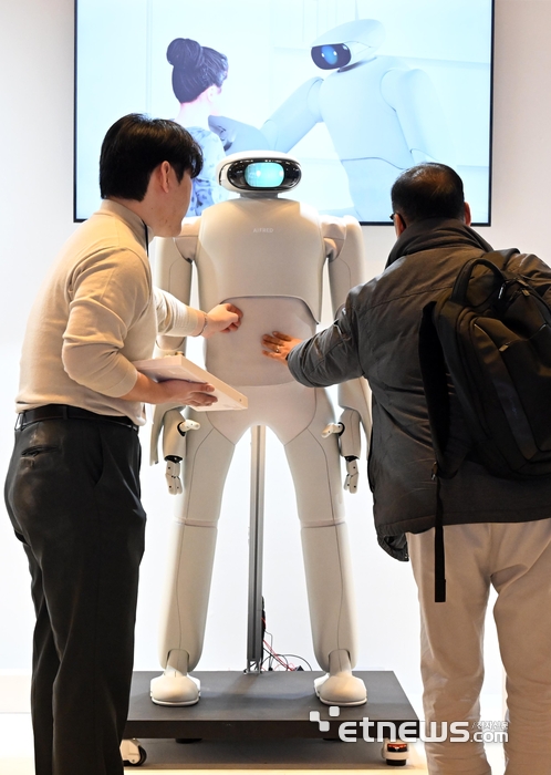 [포토] 친숙한 디자인의 AI휴머노이드 로봇 '알프레드'