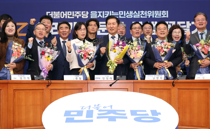 더불어민주당 정청래 대표가 12일 국회에서 열린 '을' 살리기 신문고 상생 꽃 달기 행사에서 참석자들과 기념촬영을 하고 있다. 연합뉴스