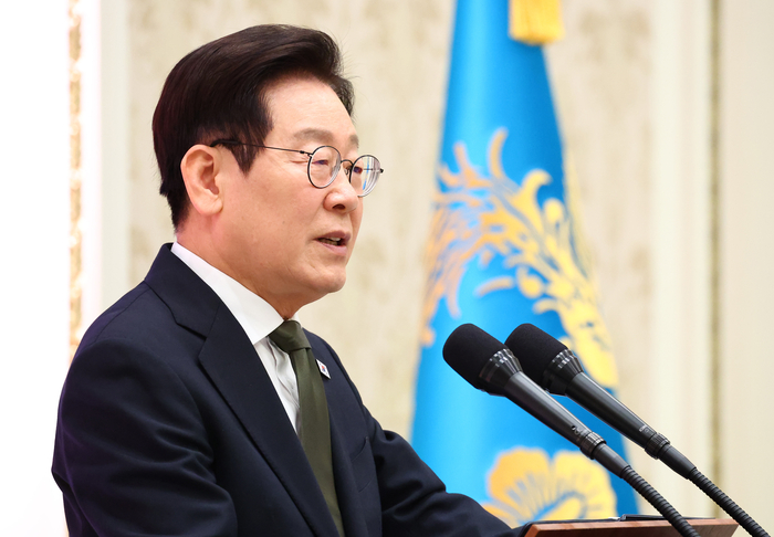 이재명 대통령, 국정설명회 발언     (서울=연합뉴스) 김도훈 기자 = 이재명 대통령이 12일 청와대 영빈관에서 열린 시장·군수·구청장 초청 국정설명회에서 발언하고 있다. 2025.11.12     superdoo82@yna.co.kr (끝)