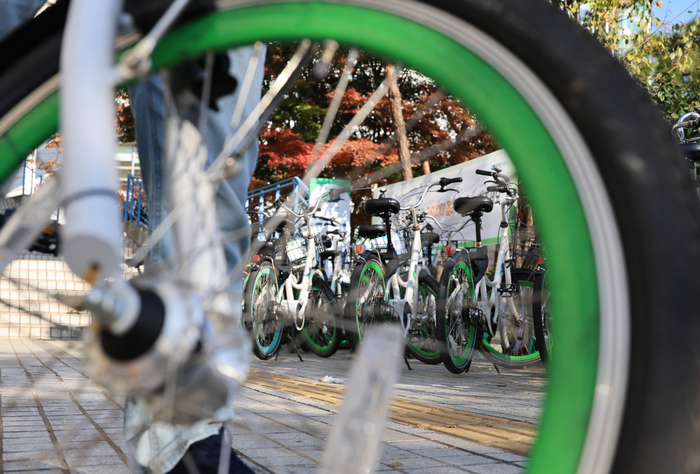 서울 광진구에서 시민이 공공자전거 '따릉이'를 이용하고 있다. 연합뉴스
