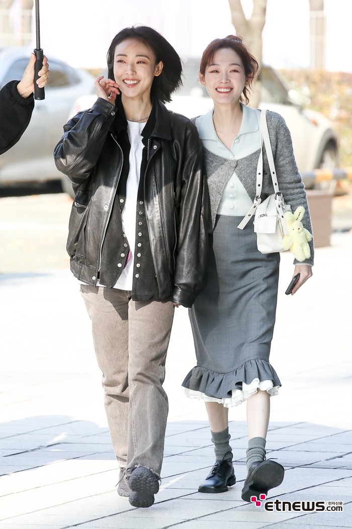 [ET포토] 전소니-이유미, '가을 길을 함께 걸으며'