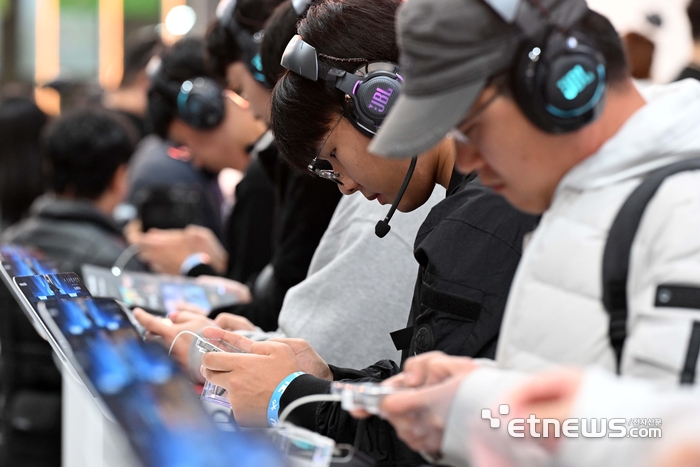 [포토] 모바일 게임에 집중