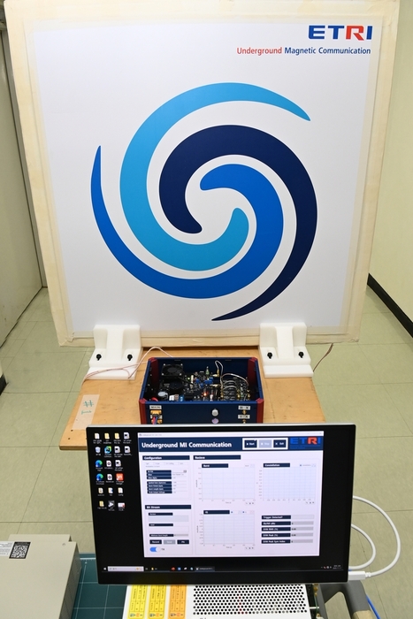 저주파 자기장 기반 지중 통신 송수신 시스템 / 한국전자통신연구원