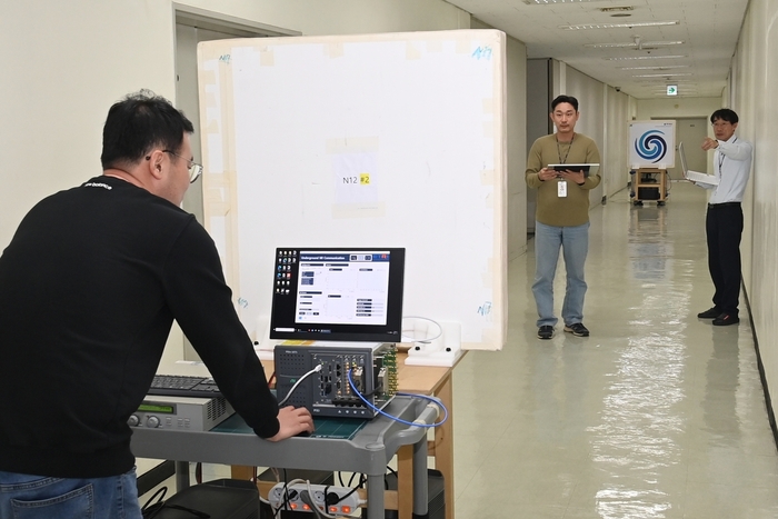 자기장 지중 무선통신 기술 개발 성공. 송수신 거리를 확보해 지중 자기장 통신 실험하는 모습. / 한국전자통신연구원