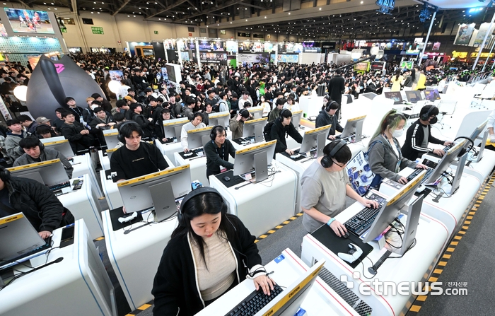 [포토] '몬길:스타다이브' 체험하는 지스타 관람객