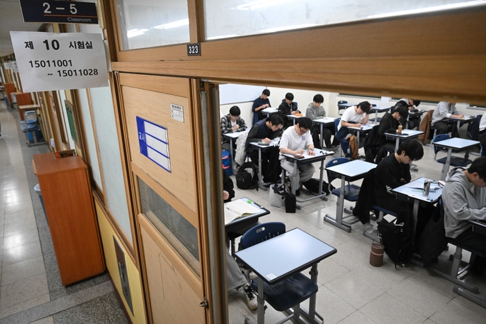 2026학년도 대학수학능력시험(수능)이 치러진 13일 오전 서울 종로구 경복고등학교에 마련된 고사장에서 수험생들이 시험을 준비하고 있다. 251113. 사진공동취재단