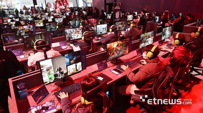 [포토]신더시티 체험하는 유저들