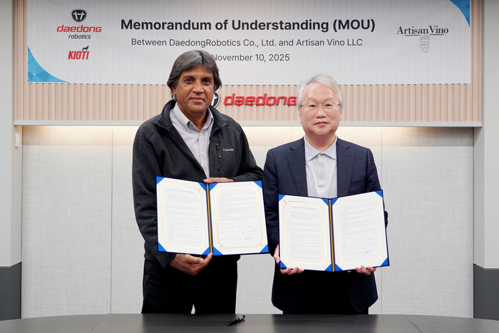 지난 10일 대동로보틱스가 미국 와인 유통 기업 아티산 비노와 포도 농장 자동화 기술 개발을 위한 업무협약을 체결했다. 서명을 마친 하리 마헤시 아티산 비노 창립자 겸 CEO(왼쪽)와 여준구 대동로보틱스 대표가 협약서에 서명 후 기념 촬영하고 있다.