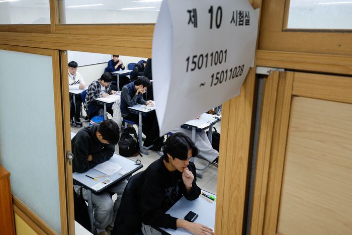 2026학년도 대학수학능력시험일인 13일 오전 서울 종로구 경복고등학교에 마련된 고사장에서 수험생들이 시험 시작을 준비하고 있다. 〈사진공동취재단〉