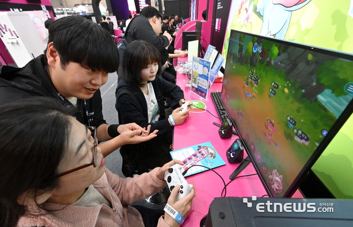 [포토] 2인 로컬 협동 게임 체험하는 관람객