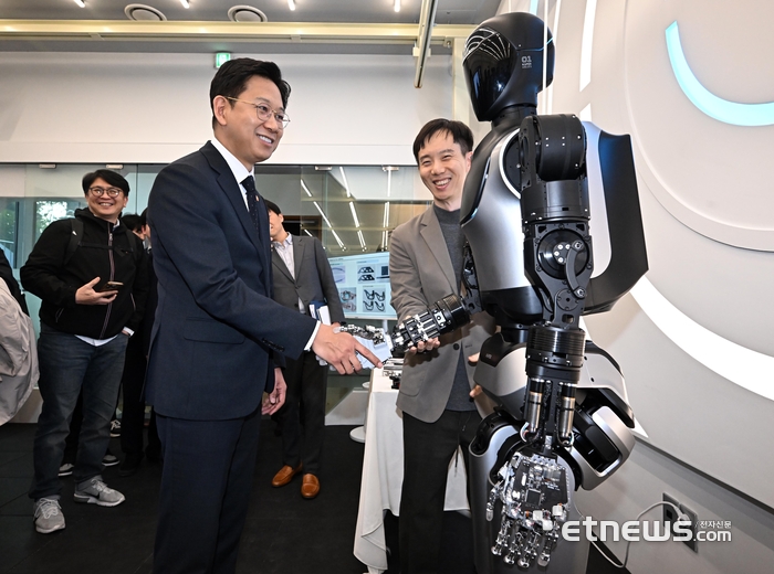 [포토] 케이팩스와 악수하는 배경훈 부총리