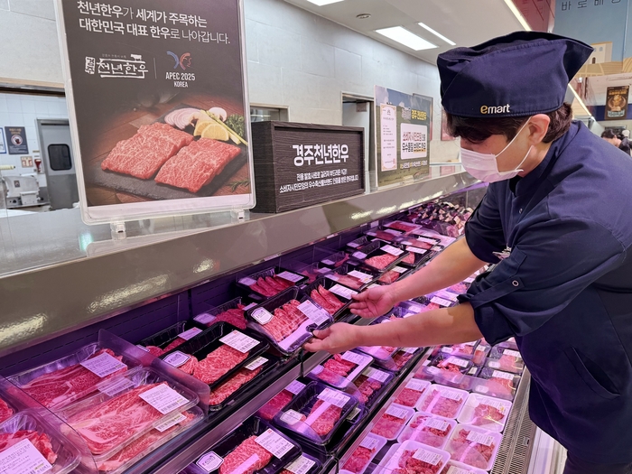 이마트 용산점 직원이 경주 천년한우 상품을 살펴보고 있다.