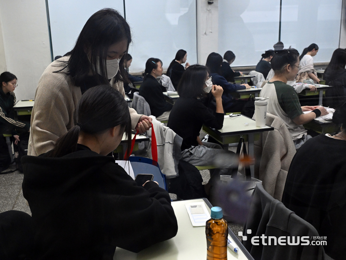 [포토] 2026학년도 대학수학능력시험, 휴대폰은 제출