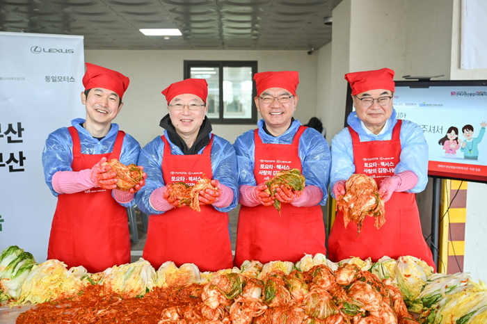 왼쪽부터 이병진 한국토요타자동차 부사장, 오스카 츠요시 주부산일본국총영사관 총영사, 동일모터스 송석환 대표, 콘야마 마나부 한국토요타자동차 대표이사 사장.