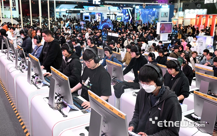 [포토] 게임 체험하는 관람객