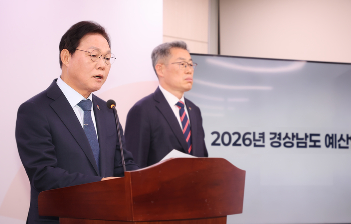박완수 경남도지사(왼쪽)가 13일 도청 프레스센터에서 브리핑을 열고 2026년도 예산안을 발표했다.