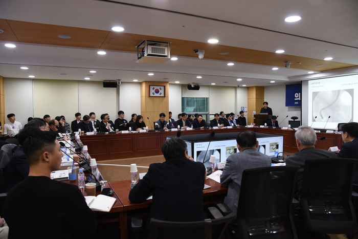 조재희 강남세브란스 소화기내과 교수가 13일 오후 국회의원회관 제9간담회실에서 의료AI·마이크로의료로봇 융합기술 현황 및 전망을 주제로 열린 '의료AI·마이크로의료로봇 융합기술 포럼'에서 주제 발표하고 있다.