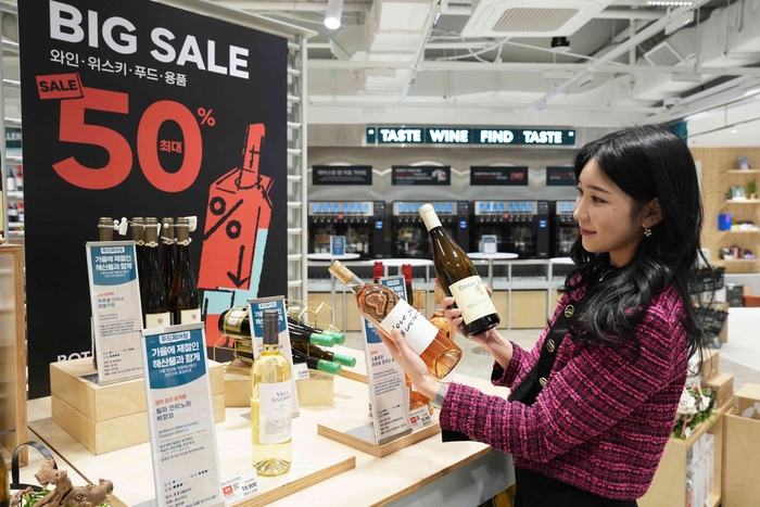 보틀벙커 서울역점에서 모델이 '하반기 블랙벙커데이' 행사 상품을 소개하고 있다.