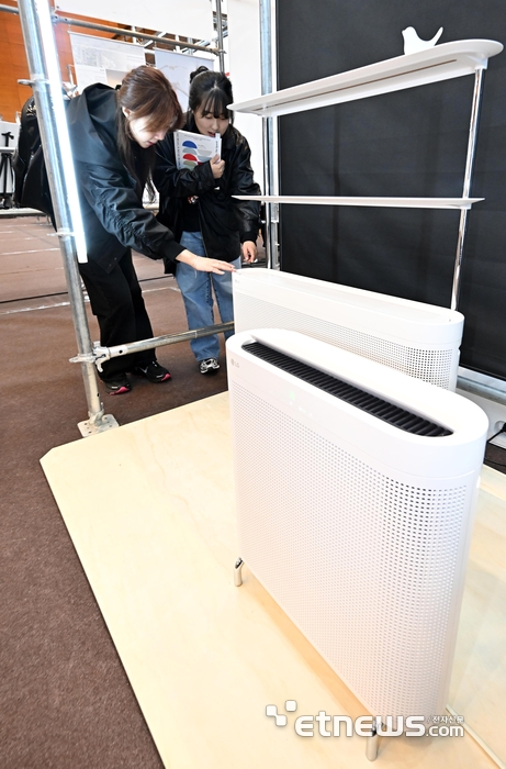 13일 서울 강남구 코엑스에서 열린 디자인코리아에서 참관객이 LG전자의 벽에 밀착해 설치할 수 있는 공기청정기 '월핏'을 살펴보고 있다.
이동근기자 foto@etnews.com