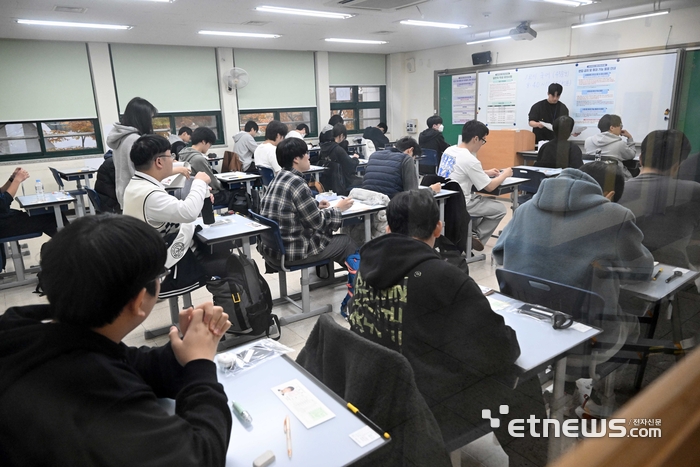 2026학년도 대학수학능력시험(수능)이 치러진 13일 오전 서울 종로구 경복고등학교에 마련된 고사장에서 수험생들이 시험을 준비하고 있다. 사진공동취재단