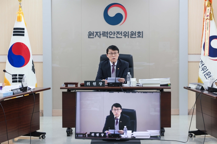 최원호 원자력안전위원회 위원장이 13일 서울 중구  원자력안전위원회 대회의실에서 열린 제224회 원자력안전위원회 회의에서 위원들과 안건에 대해 논의하고 있다. 사진 출처 : 원안위