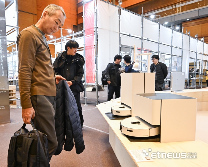 13일 서울 강남구 코엑스에서 열린 디자인코리아에서 참관객이 삼성전자의 AI물걸레 로봇청소기 '비스포크AI 스팀90 시리즈'를 살펴보고 있다.
이동근기자 foto@etnews.com