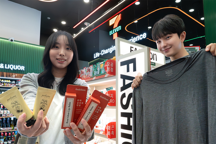 모델이 세븐일레븐 패션·뷰티 신상품을 소개하고 있다.