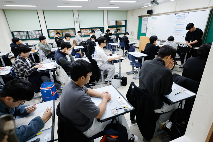 2026학년도 대학수학능력시험일인 13일 오전 서울 종로구 경복고등학교에 마련된 고사장에서 수험생들이 시험 시작을 준비하고 있다.〈사진공동취재단〉