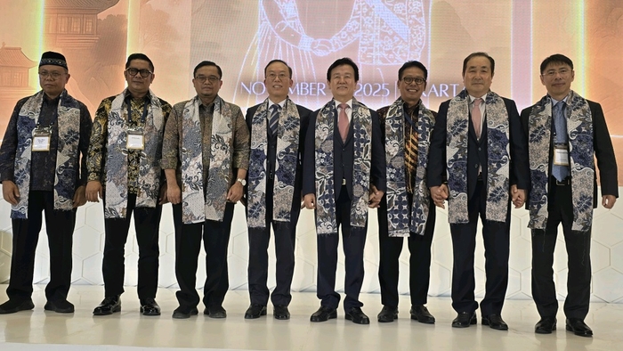 강정현 아라소프트 대표와 조규일 진주시장(왼쪽 네번째부터)을 비롯한 주요 관계자들이 12일 인도네시아 교육부에서 열린 성과보고회에서 단체로 기념촬영했다.