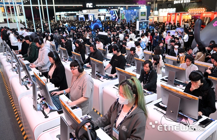 [포토] '몬길:스타다이브' 체험하는 지스타 관람객