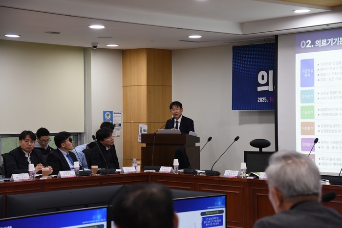 남혁모 과학기술정보통신부 첨단바이오기술과장이 13일 오후 국회의원회관 제9간담회실에서 의료AI·마이크로의료로봇 융합기술 현황 및 전망을 주제로 열린 '의료AI·마이크로의료로봇 융합기술 포럼'에서 주제 발표하고 있다.