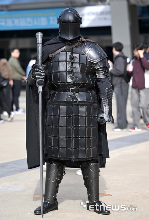 [포토] 지스타에 등장한 갑옷전사
