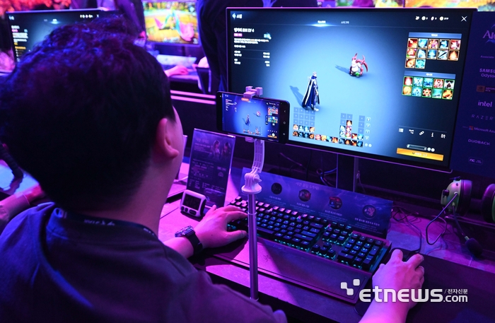 [포토] 모바일과 PC를 동시에