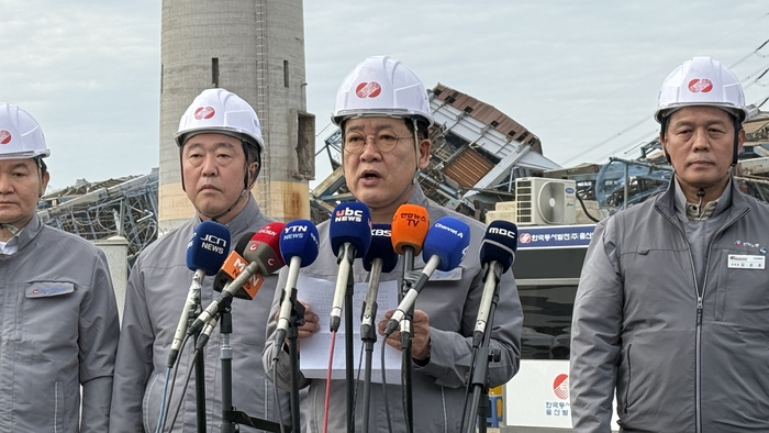 권명호 한국동서발전 사장이 13일 이날 오전 울산화력발전소 보일러 타워 붕괴 사고 현장 앞에서 “유명을 달리하신 고인분들에 대해 명복을 빌며, 유가족 여러분께 깊은 애도의 뜻을 전한다”는 입장을 전했다. 사진 출처 : 동서발전