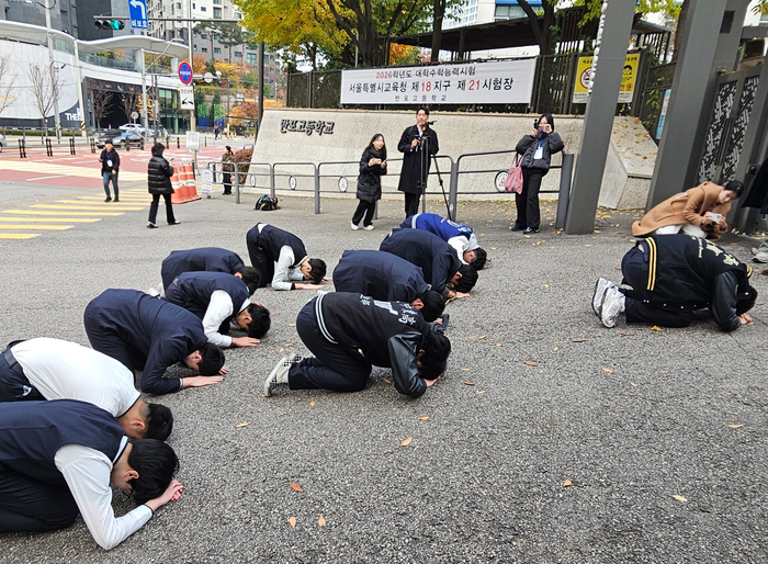 2026학년도 대학수학능력시험(수능)일인 13일 서울 서초구 반포고 교문 앞에서 후배 고등학생들이 수험생 선배들을 위해 큰절을 하고 있다. 사진=연합뉴스
