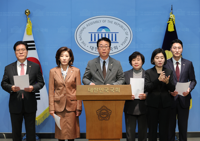 국회 법제사법위원회 소속 국민의힘 의원들이 13일 서울 여의도 국회 소통관에서 최근 대장동 사건 재판에 대한 검찰의 항소 포기와 관련해 형사소송법 개정안 발의 기자회견을 하고 있다. 연합뉴스