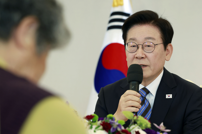 이재명 대통령이 13일 용산 대통령실에서 열린 민주화실천가족운동협의회 초청 오찬 간담회에서 발언하고 있다. 연합뉴스