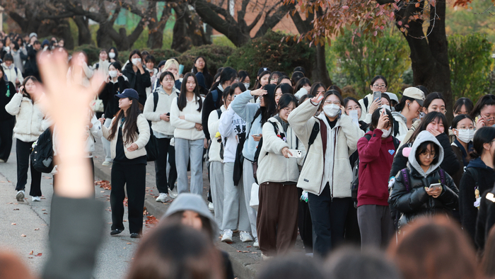 2026학년도 대학수학능력시험일인 13일 경기 수원시 팔달구 영복여자고등학교에서 시험을 마친 수험생들이 시험장을 나서고 있다. 사진=연합뉴스