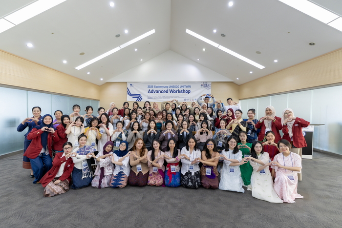 2025 숙명 유네스코 유니트윈 초청연수 개회식 단체 사진(사진=숙명여대)