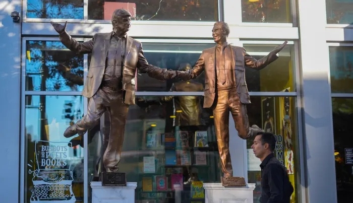 성착취 이메일 폭로 다음날…엡스타인과 손잡은 트럼프 동상 워싱턴에 재등장