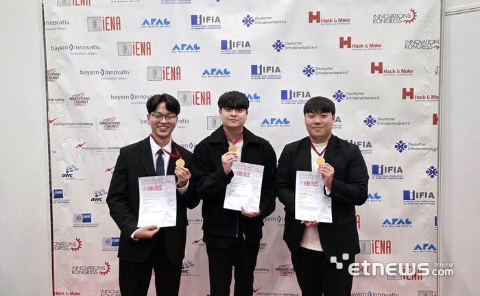 'iENA 2025'에서 대학부문 금상을 수상한 금오공대 지능로보틱스연구실 소속 학생들. 왼쪽부터 성은총·김범석·우찬민 학생