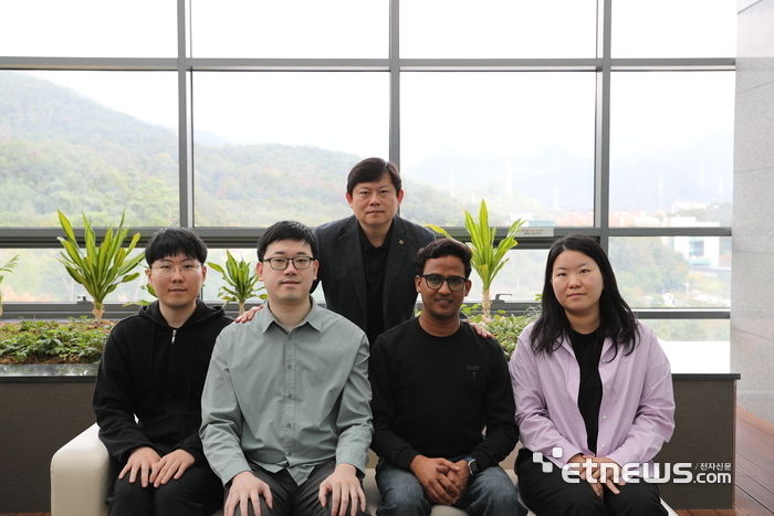 인수일 DGIST 에너지공학과 교수(가운데 상단)와 연구팀원들.