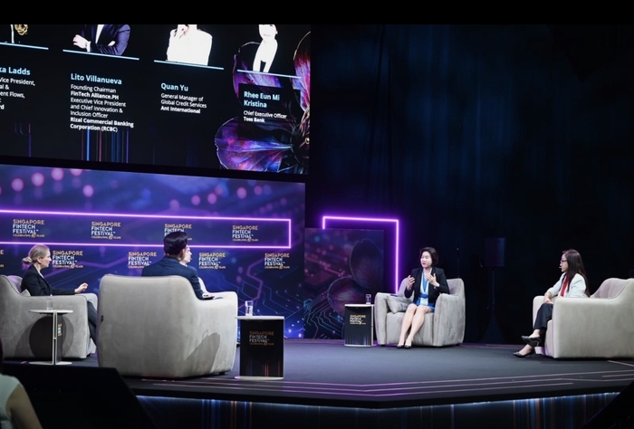 싱가프로 핀테크 페스티벌에서 이은미 토스뱅크 대표가 발언하는 모습.