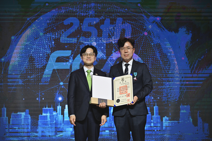 홍권화 유미코아 이사, '외국 기업의 날' 산업포장 수상