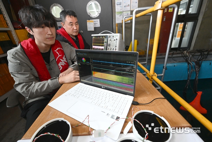[포토] 음파탐지기술 테스트하는 연구원