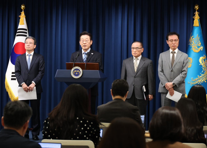 이재명 대통령이 14일 서울 용산 대통령실 기자회견장에서 한미 팩트시트 타결과 관련해 발표하고 있다. 왼쪽부터 김용범 정책실장, 이재명 대통령, 위성락 국가안보실장, 이규연 홍보소통수석. 연합뉴스