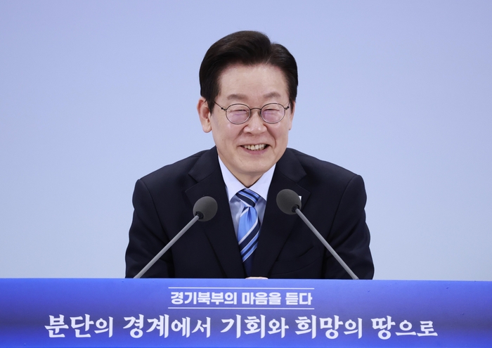 이재명 대통령이 14일 경기 파주시 라이브러리스테이 지지향에서 열린 '경기 북부의 마음을 듣다' 타운홀 미팅 간담회에서 발언하고 있다. 연합뉴스