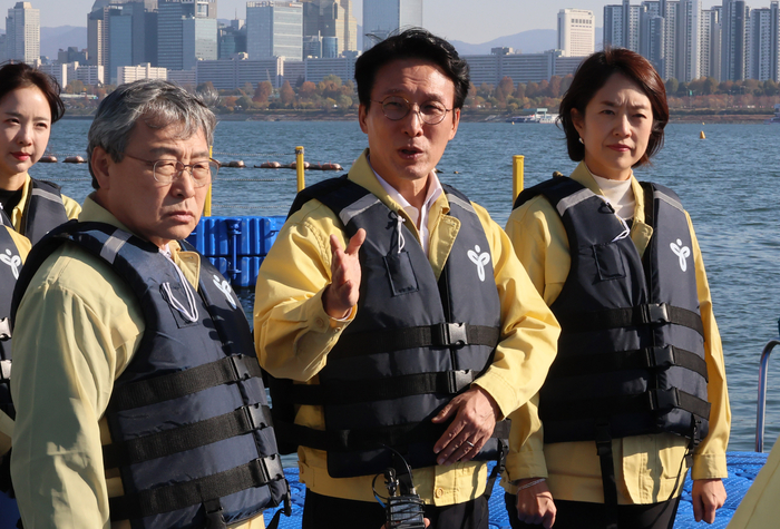 김민석 국무총리가 14일 서울 광진구 한강 뚝섬지구 한강수상안전교육장을 찾아 운영 현황 등을 보고받고 있다. 왼쪽부터 정근식 서울시교육감, 김 총리, 더불어민주당 고민정 의원. 연합뉴스