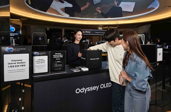 '오디세이 게임 스테이션'에서 키캡키링, 스티커, 무선 충전기 등 경품을 제공하는 현장 럭키 드로우 이벤트에 참여하고 있다.